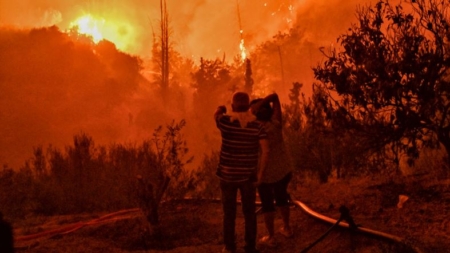 Dos personas mueren en incendio forestal al sur de Grecia