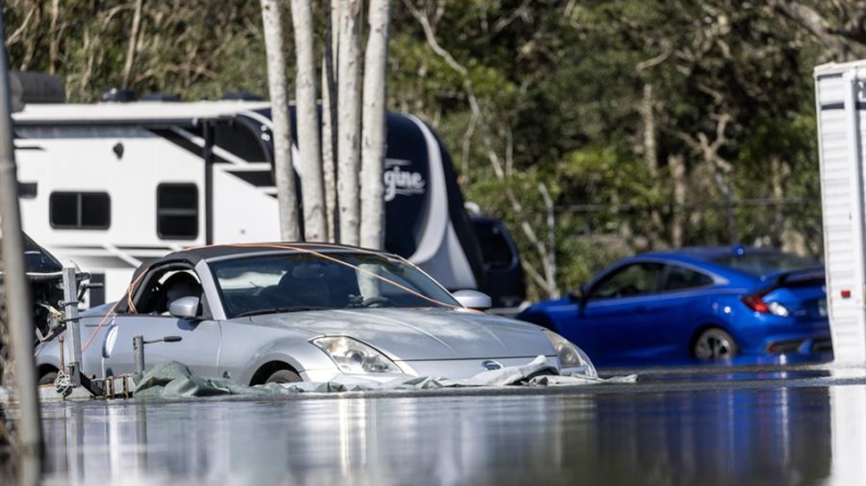 Un automóvil queda atrapado en una zona inundada dejada por el huracán Helene en Keaton Beach, Florida, EE.UU., el 27 de septiembre de 2024. EFE/Cristóbal Herrera-Ulashkevich