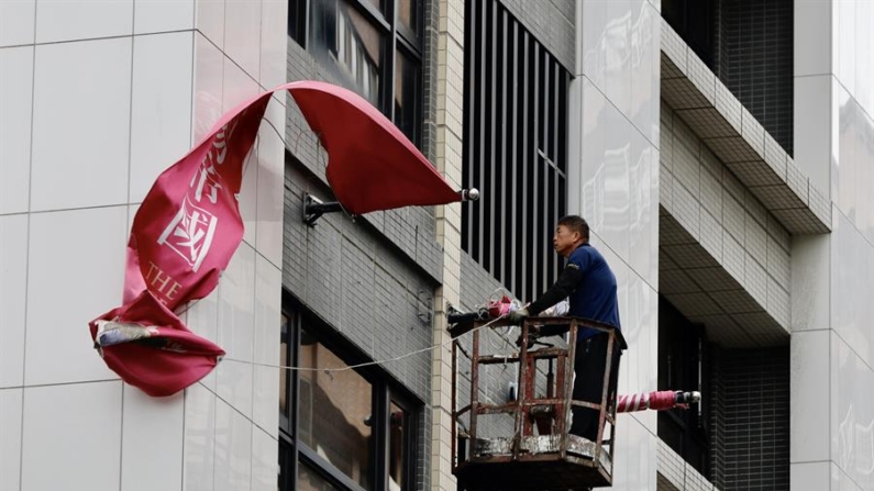 La Agencia Meteorológica Central (CWA) de Taiwán emitió este lunes una alerta terrestre ante la inminente llegada del tifón Krathon, que trae consigo rachas de viento cercanas a los 200 kilómetros por hora y ha provocado la cancelación de decenas de vuelos y líneas de transporte marítimo. EFE/EPA/Ritchie B. Tongo 