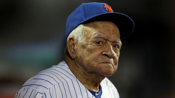 Ozzie Virgil Sr., el primer jugador de origen dominicano en la MLB, observa desde el dugout en la quinta entrada durante el juego entre los Mets de Nueva York y los Bravos de Atlanta, el 26 de septiembre de 2018 en el Citi Field en el barrio de Flushing del distrito de Queens en la ciudad de Nueva York. (Elsa/Getty Images)