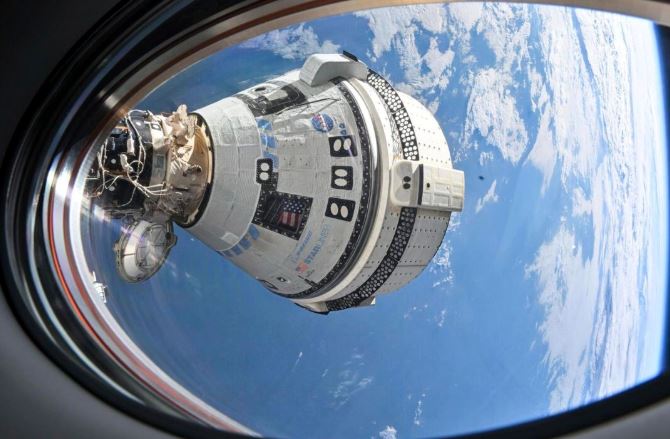 La nave espacial Starliner de Boeing que lanzó a los astronautas Butch Wilmore y Suni Williams a la Estación Espacial Internacional está acoplada al puerto delantero del módulo Harmony en una vista desde una ventana de la nave espacial SpaceX Dragon Endeavour acoplada al puerto adyacente, el 3 de julio de 2024. (NASA vía AP)