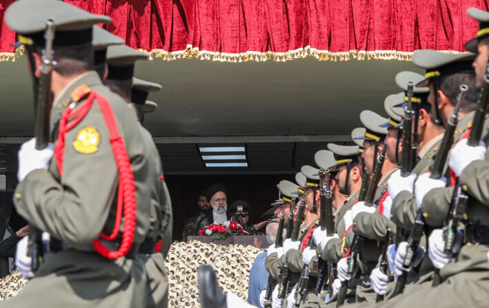 Soldados iraníes marchan junto al presidente iraní, Ebrahim Raisi, durante un desfile militar como parte de una ceremonia que marca el día anual del ejército del país, en Teherán, Irán, el 17 de abril de 2024. (Atta Kenare/AFP/Getty Images)