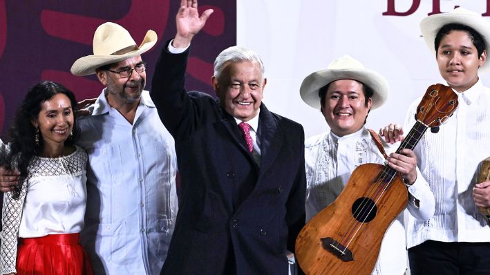 El presidente de México, Andrés Manuel López Obrador, se despide durante una rueda de prensa en el Palacio Nacional, en Ciudad de México, México, el 30 de septiembre. (EFE/ Sáshenka Gutiérrez)