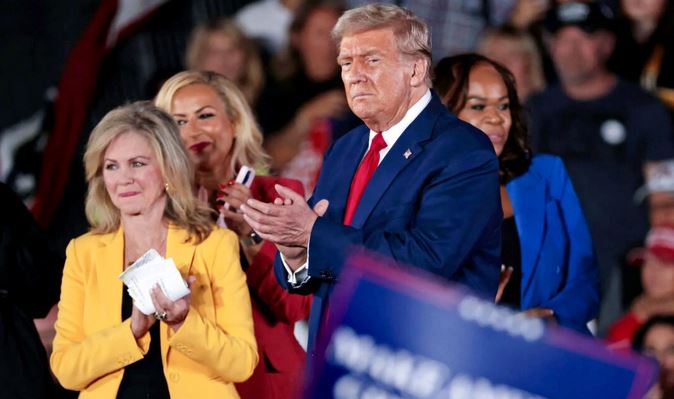 El expresidente y candidato presidencial republicano Donald Trump asiste a un acto municipal con la senadora Marsha Blackburn (izq.) (R-Tenn.) en el Macomb Community College de Warren, Michigan, el 27 de septiembre de 2024. (Jeff Kowalsky / AFP vía Getty)