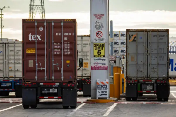 Camioneros transportan mercancías en el puerto de Long Beach, California, el 29 de noviembre de 2023. (John Fredricks/The Epoch Times)