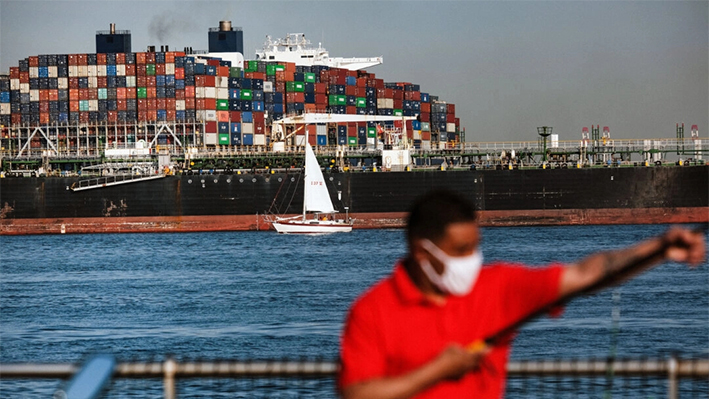 El Marco Polo, el mayor carguero que hace escala en un puerto de la Costa Este, llega al puerto de Nueva York el 20 de mayo de 2021 (Spencer Platt/Getty Images)