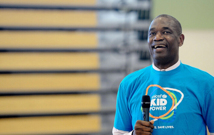 Dikembe Mutombo, miembro de la Junta Nacional del Fondo de Estados Unidos para UNICEF y presidente del mismo, habla en el evento UNICEF Kid Power en la escuela autónoma Charles R. Drew, en Atlanta, Georgia, el 17 de marzo de 2016. (Marcus Ingram/Getty Images para UNICEF)