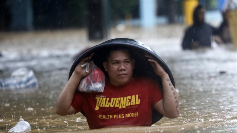 Fotografía de archivo de las inundaciones causadas por la tormenta tropical Yagi sobre la isla filipina de Luzón. (EFE/EPA/Rolex Dela Pena)