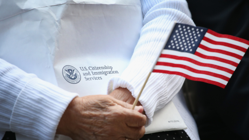 Inmigrantes de 25 países participaron en una ceremonia de naturalización en Daley Plaza el 16 de septiembre de 2014 en Chicago, Illinois. (Scott Olson/Getty Images)