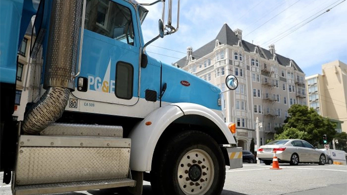 Un camión de Pacific Gas and Electric está aparcado en una calle de San Francisco el 18 de junio de 2018. (Justin Sullivan/Getty Images)