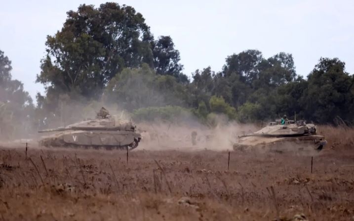 Tanques israelíes se mueven, en medio de las hostilidades transfronterizas entre Hezbolá e Israel, en los Altos del Golán ocupados por Israel 22 de septiembre 2024. (Reuters/Jim Urquhart)