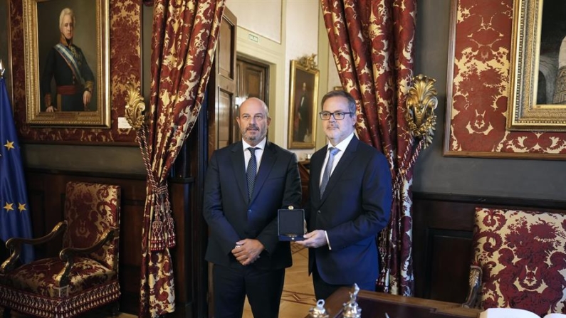 El presidente del Senado de España, Pedro Rollán (d), recibe al embajador de Argentina, Roberto Bosch, el 30 de septiembre de 2024 en la Cámara Alta. EFE/ Borja Sánchez-Trillo