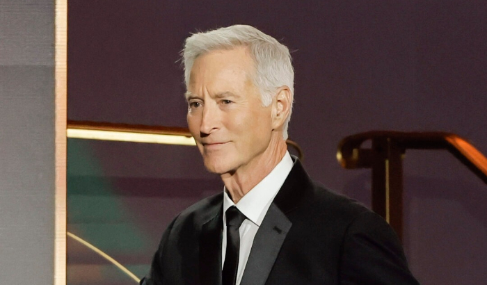 Drake Hogestyn habla en el escenario durante la 50ª edición de los premios Daytime Emmy en The Westin Bonaventure Hotel & Suites en Los Ángeles el 15 de diciembre de 2023. (Kevin Winter/Getty Images)
