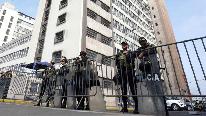 Fotografía de archivo en donde policías custodian la sede de la Fiscalía en Lima (Perú). EFE/ STR