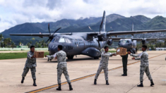 Llegan aviones con ayuda del Ejército al puerto mexicano de Acapulco tras huracán John