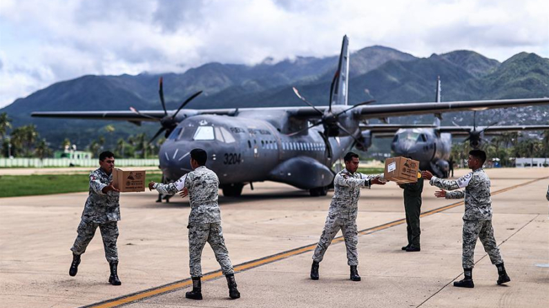 Integrantes del ejército mexicano y de la Guardia Nacional (GN), trasladan ayudas a damnificados por el paso del huracán John el 30 de septiembre de 2024 en el balneario de Acapulco en el estado de Guerrero (México). EFE/David Guzmán