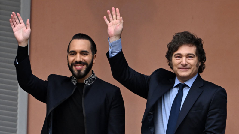 El presidente de Argentina, Javier Milei (d), y el presidente de El Salvador, Nayib Bukele, saludan en el balcón del palacio presidencial de la Casa Rosada en Buenos Aires (Argentina) el 30 de septiembre de 2024. (Luis Robayo/AFP vía Getty Images)