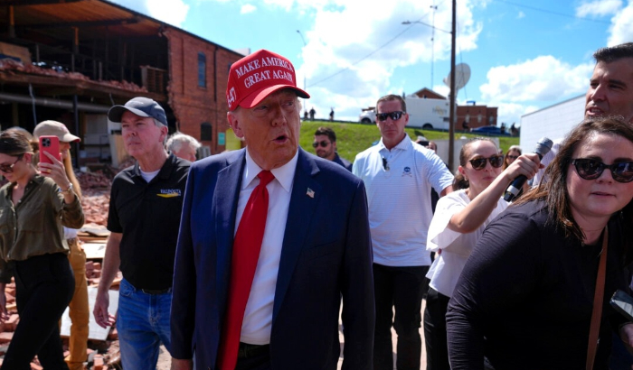 El excandidato presidencial republicano Donald Trump camina frente a la tienda de muebles Chez What durante su visita a Valdosta, Georgia, una ciudad afectada por el huracán Helene, el 30 de septiembre de 2024. (Evan Vucci/AP Photo)