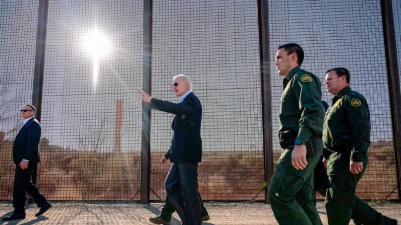 El presidente Joe Biden en la valla fronteriza entre Estados Unidos y México en El Paso, Texas, el 8 de enero de 2023. (Jim Watson/AFP vía Getty Images)
