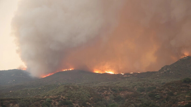 El incendio Line de California se reactiva por las altas temperaturas y avanza por el río Santa Ana