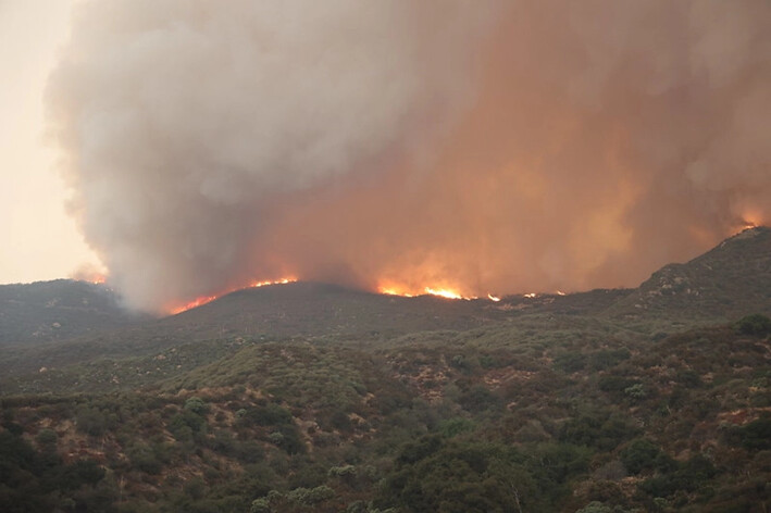 El incendio Line de California se reactiva por las altas temperaturas y avanza por el río Santa Ana