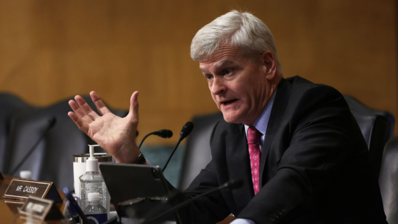 El senador estadounidense Bill Cassidy (R-LA) habla durante una audiencia ante el Comité de Finanzas del Senado en el Dirksen Senate Office Building en el Capitolio el 7 de junio de 2022 en Washington, DC. (Alex Wong/Getty Images)