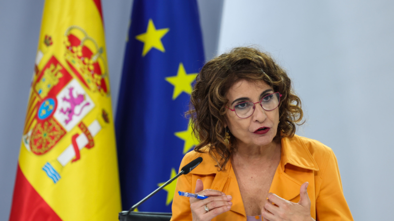 Imagen de archivo de la vicepresidenta primera y ministra de Hacienda, María Jesús Montero en el Palacio de La Moncloa. EFE/ Kiko Huesca