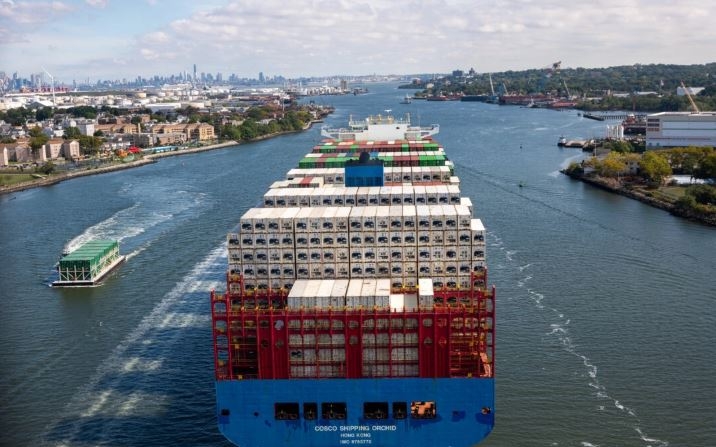 Un portacontenedores sale del puerto de Newark hacia el océano Atlántico el 30 de septiembre de 2024. Una huelga masiva cerró los puertos de las costas este y del Golfo el 1 de octubre (Spencer Platt/Getty Images)