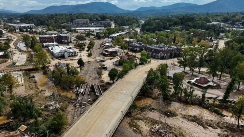 Escombros tras el paso del huracán Helene por Asheville, Carolina del Norte, el 30 de septiembre de 2024. (Mike Stewart/Foto AP)