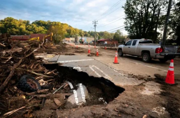 Un automovilista pasa por los daños causados por las inundaciones en un puente que cruza Mill Creek tras el paso del huracán Helene en Old Fort, Carolina del Norte, el 30 de septiembre de 2024. (Sean Rayford/Getty Images)