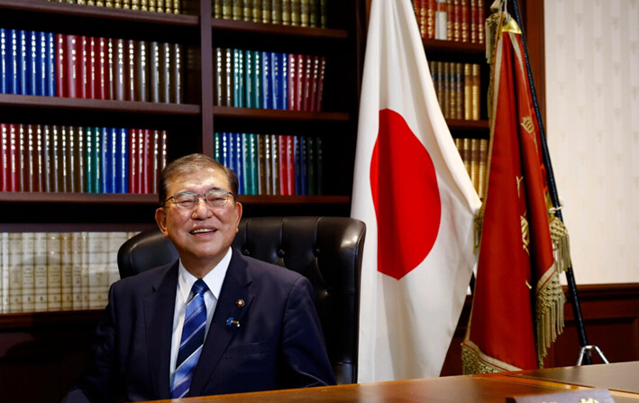 Shigeru Ishiba posa para fotografías, después de ser elegido líder del Partido Liberal Democrático (PLD), en Tokio, Japón, el 27 de septiembre de 2024. (Kim Kyung-Hoon-Pool/Getty Images)