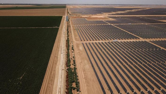 Un campo de paneles solares ocupa lo que alguna vez fue un campo agrícola, en el Valle Central asolado por la sequía, cerca de Huron, California, el 23 de julio de 2021. (Robyn Beck / AFP vía Getty Images)
