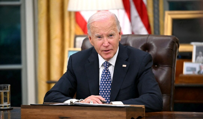 El presidente Joe Biden habla tras recibir información sobre el huracán Helene en el Despacho Oval de la Casa Blanca el 30 de septiembre de 2024. (Mandel Ngan/AFP vía Getty Images)