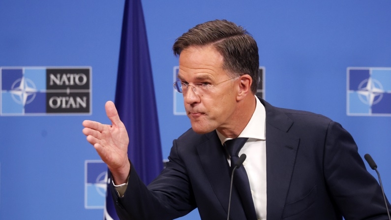 El nuevo Secretario General de la OTAN, Mark Rutte, hace gestos mientras da su primera conferencia de prensa después de suceder a Jens Stoltenberg como Secretario General de la OTA. (EFE/EPA/OLIVIER HOSLET)