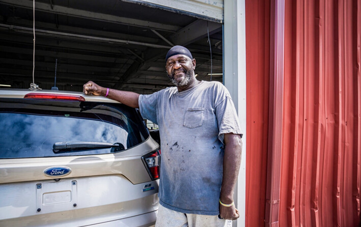 El mécanico de autos Sherman Younger dice que es un votante indeciso, en Greensboro, Carolina del Norte, el 19 de septiembre de 2024. (Madalina Vasiliu/The Epoch Times)