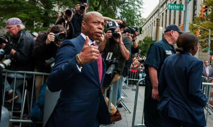 El alcalde de Nueva York, Eric Adams, hace un gesto mientras sale del tribunal federal de Manhattan, en Nueva York, el 27 de septiembre de 2024. (AP Photo/Yuki Iwamura)