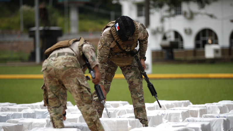 Integrantes del Servicio Nacional Aeronaval acomodan un cargamento de droga incautada en la base del comando general capitán Lloyd Núñez, este sábado, en la Ciudad de Panamá, Panamá. (EFE/ Bienvenido Velasco)