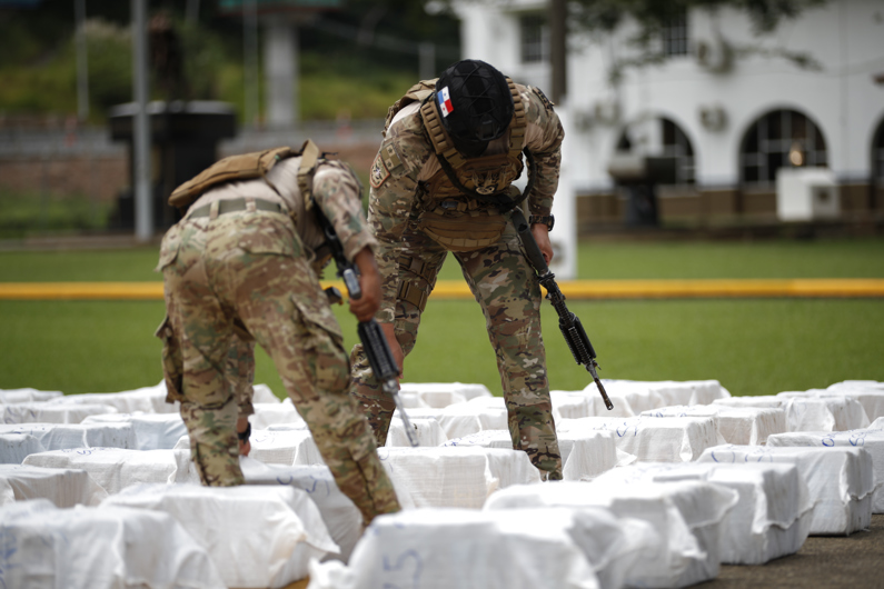 Panamá decomisa 4.4 toneladas de presunta droga en tres contenedores con destino a España