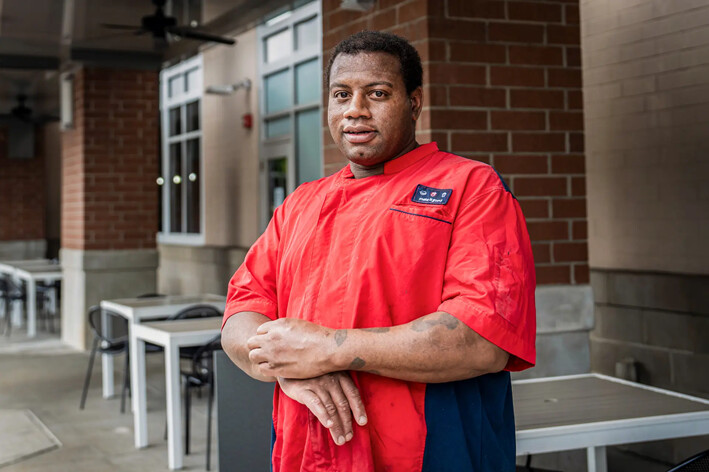 Dante White, un trabajador de Chick-fil-A, dice que la atención médica y los cupones de alimentos son los temas electorales clave para él, en Greensboro, Carolina del Norte, el 19 de septiembre de 2024. (Madalina Vasiliu/The Epoch Times)