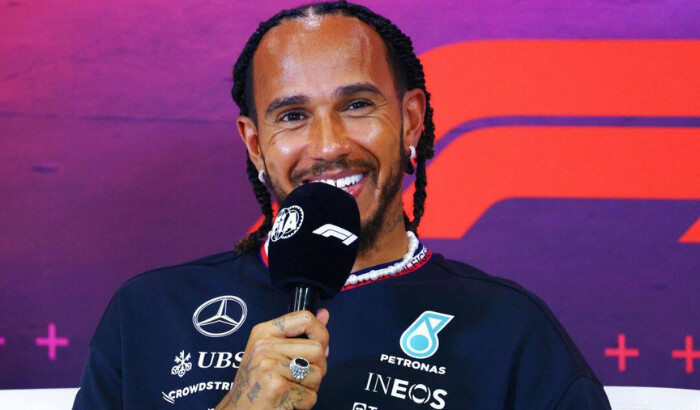 Lewis Hamilton asiste a la conferencia de prensa de los pilotos durante las previas antes del Gran Premio de Italia de F1 el 29 de agosto de 2024. (Clive Rose/Getty Images)