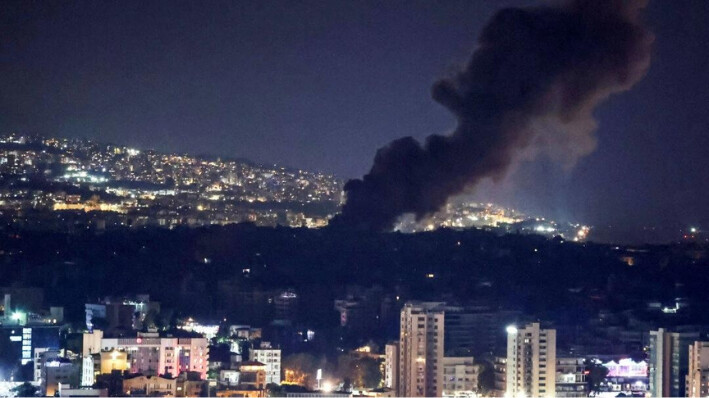 El humo se eleva sobre los suburbios del sur de Beirut tras un ataque, en medio de las hostilidades en curso entre el grupo terrorista Hezbolá y las fuerzas israelíes, visto desde Sin El Fil, Líbano, el 1 de octubre de 2024. Amr Abdallah Dalsh/Reuters