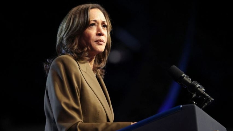 La vicepresidenta y candidata presidencial demócrata, Kamala Harris, habla durante un acto de campaña en Las Vegas el 29 de septiembre de 2024. (Ronda Churchill/AFP vía Getty Images)