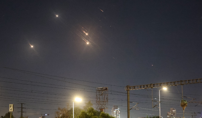 Esta imagen muestra proyectiles interceptados por Israel sobre Tel Aviv el 1 de octubre de 2024. (Jack Guez/AFP/Getty Images)
