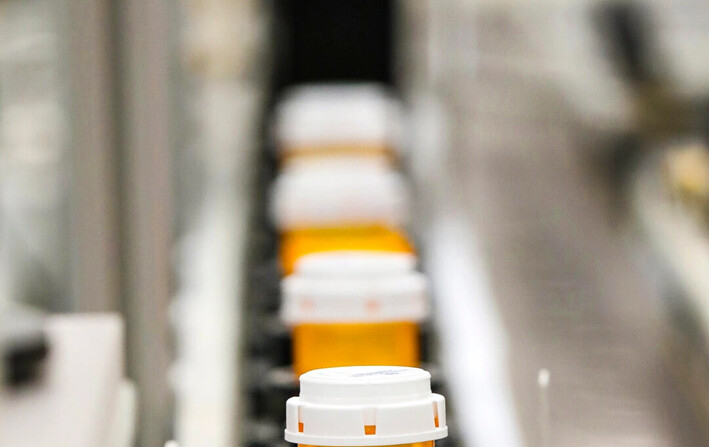 Los frascos de medicamentos recetados se llenan a medida que avanzan por una línea automatizada en la farmacia central de Intermountain Healthcare, el 10 de septiembre de 2018, en Midvale, Utah. (George Frey/Getty Images)