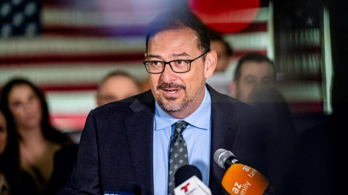 El recién electo Secretario de Estado de Arizona, Adrián Fontes, da un discurso en el Puesto 41 de la Legión Americana en Phoenix el 14 de noviembre de 2022. Jon Cherry/Getty Images