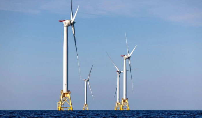 Las turbinas eólicas generan electricidad en el parque eólico de Block Island, cerca de Block Island, Rhode Island, el 7 de julio de 2022. (John Moore/Getty Images)