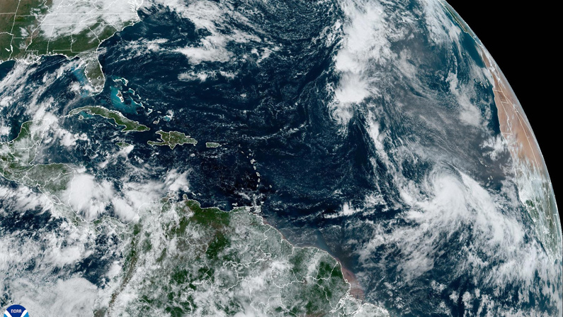 Fotografía satelital cedida por la Oficina Nacional de Administración Oceánica y Atmosférica (NOAA) a través del Centro Nacional de Huracanes (NHC) estadounidense donde se muestra la localización de la tormenta tropical Kirk (abajo) en el Atlántico. (EFE/ Noaa-nhc)