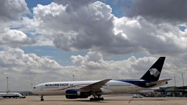 Imagen de archivo de un Boeing 777 de la compañía Aeroméxico tras aterrizar en el aeropuerto madrileño de Barajas. (EFE/Sergio Barrenechea)