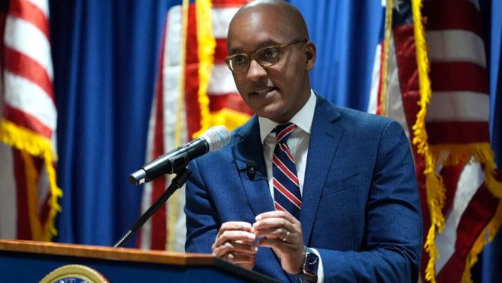 El fiscal federal Damian Williams habla sobre un caso de tráfico de drogas durante una conferencia de prensa en Federal Plaza en Nueva York, el 30 de septiembre de 2024. (Pamela Smith/AP Photo)
