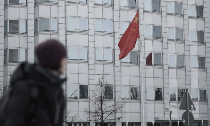 Alemania detiene a un ciudadano chino acusado de pasar datos aeroportuarios a un presunto espía del PCCh
Una mujer pasa por delante de la embajada china en Berlín el 11 de diciembre de 2017. Sean Gallup/Getty Images